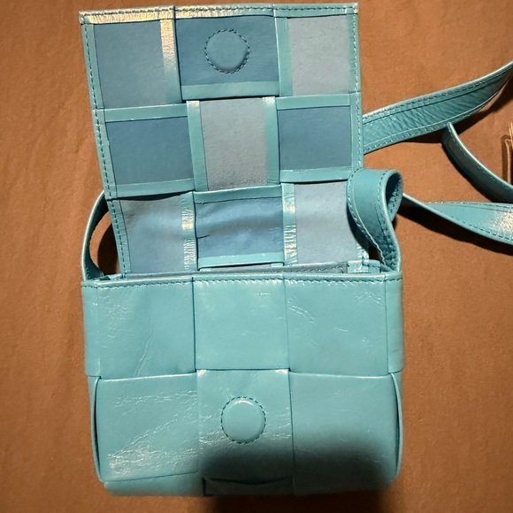 Bottega Venetta Blue Cassette Calskin Leather Shoulder Bag in Pool Blue - Picture 6 of 9